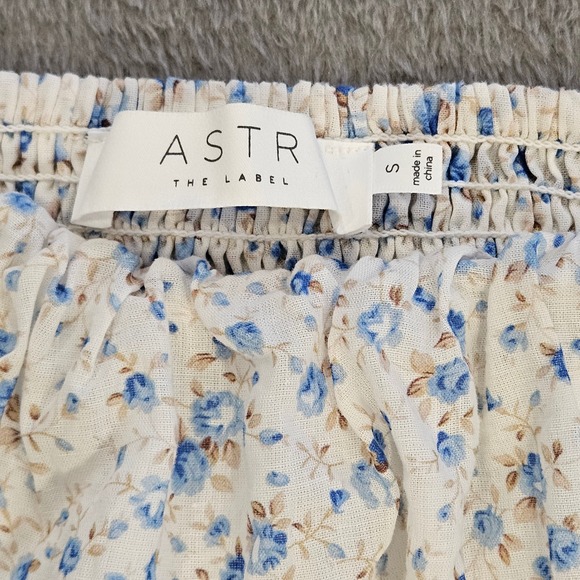 ASTR The Label Blue White Ditsy Floral Puff Sleeve Smocked Crop Top Small Whimsy - Picture 2 of 9